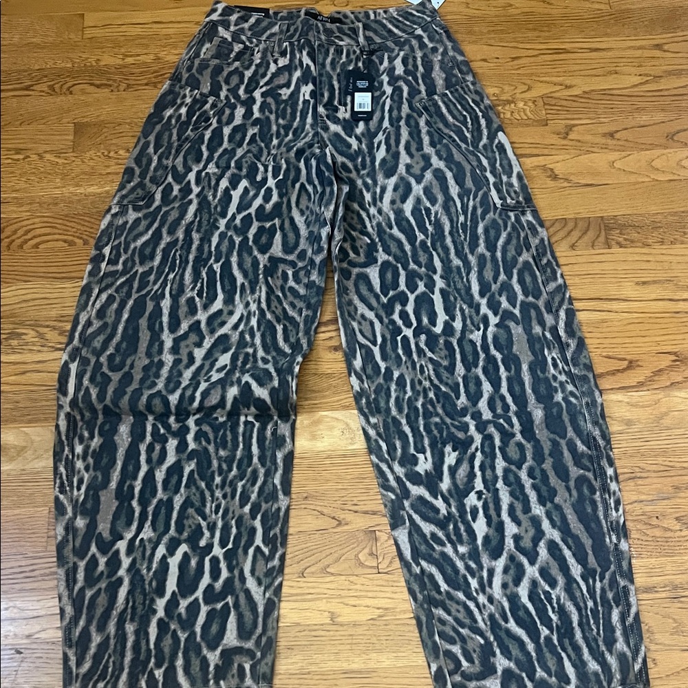 AFRM Bexley Leopard Barrel Leg Jeans size 26 - Picture 3 of 9